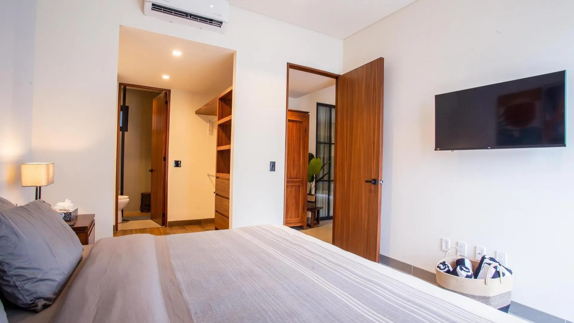 Modern 2Br Near Beach & Boardwalk | Gym & Bbq Пуэрто-Вальярта Дом отдыха